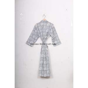 Kimono único de algodón con estampado floral y bloque de mano con cuello en V con diseño simple y estampado floral Touch of Cultural Heritage para ropa de dormir - Product Image 4