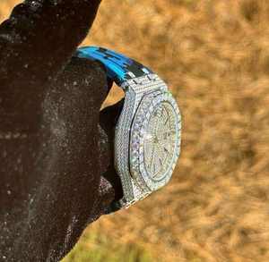 Reloj de Lujo Personalizado con Esfera de Cristal Antiguo, Diamantes Moissanite, Resistente al Agua, de Acero Inoxidable, Completamente Engastado, Correa Ancha de Goma Azul - Product Image 3