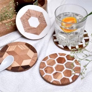 Posavasos de resina de madera redondos de diseñador elegante con trabajo de panal e incrustaciones florales para mesa de comedor, boda y inauguración de la casa - Product Image 6