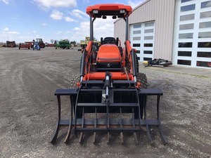รถแทรกเตอร์คูโบต้า M62 ปี 2018 แบบแบคโฮ สำหรับงานเกษตร ขับเคลื่อน 4 ล้อ เครื่องยนต์ดีเซล ออกแบบมาเพื่อรองรับงานกลางแจ้งที่ต้องการความทนทานสูง - Product Image 3