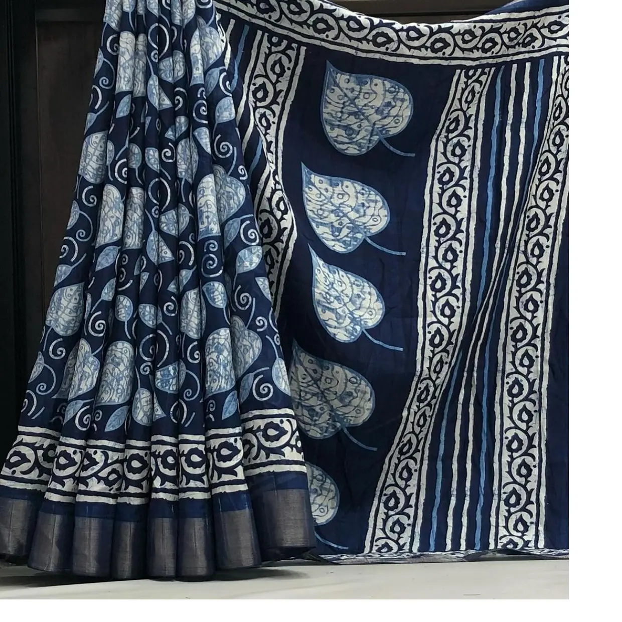 Individuell gefertigt im großen Blatt-Design weich handgefertigt indigo bedruckte Saris mit Zari-Patti-Rand einschließlich Bluse im Blumen-Design