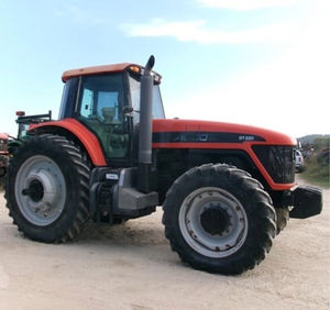 Tractor AGCO DT220A de 220 CV con Tracción en las 4 Ruedas y Transmisión Avanzada, Maquinaria Agrícola Potente para Operaciones Agrícolas a Gran Escala - Product Image 2