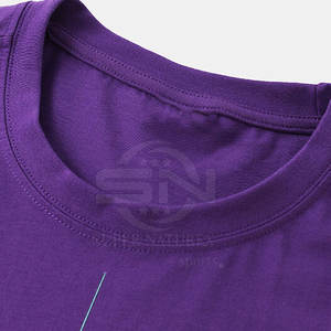 Camiseta transpirable cómoda para hombre al mejor precio Impresión digital de patrón sólido 220 gramos MOQ bajo para venta en línea personalizable - Product Image 3