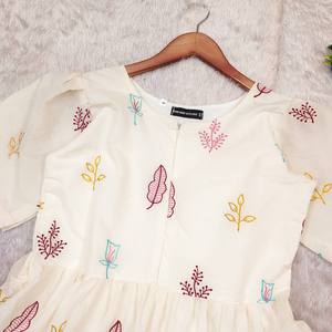 Vestido largo bohemio de moda para mujer Vestido largo con estampado floral escalonado con mangas abullonadas para un aspecto informal y de viaje - Product Image 6