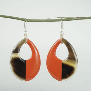 Boucles d'oreilles à breloque légères faites à la main de style Boho Boucles d'oreilles à la mode en corne naturelle avec un design de papillon à la mode - Product Image 1