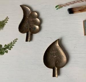 Lot de 2 cendriers antiques en forme de feuille brune avec une finition brillante, parfaits pour la maison, le bar, le restaurant, le bureau et les accessoires de fumer. - Product Image 3