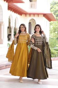 Traje de Seda Vichitra NC con Dupatta, Manga Larga y Bordado con Lentejuelas Zari - Product Image 5