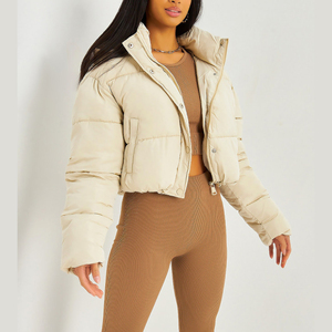 Chaqueta acolchada con capucha cálida con logotipo personalizado OEM, abrigo corto acolchado con cremallera y botones, chaqueta acolchada personalizada para mujer - Product Image 2