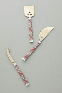 Ensemble de fromage fait à la main de qualité supérieure couteau à fromage artisanal en acier inoxydable ustensiles de luxe avec épandeur à poignée de reliure en rotin - Product Image 4