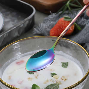 Ensemble de couverts contemporains arc-en-ciel avec placage coloré en acier robuste, idéal pour une utilisation décorative et fonctionnelle sur la table - Product Image 3