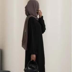 Robe longue d'été modeste en crêpe unie à manches longues et coupe droite avec taille naturelle et cristal - Product Image 1