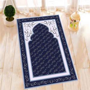 Tapis de prière en soie élégant, design musulman traditionnel, finition lisse, parfait pour les hommes, les femmes et les enfants. - Product Image 4