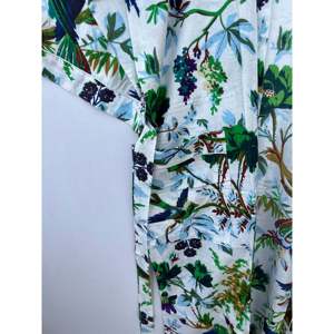Robe kimono ample en coton à imprimé floral, style demoiselle d'honneur, avec motifs imprimés au bloc - Product Image 4