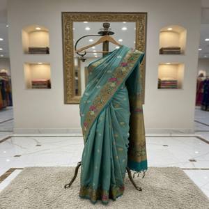 Sari en soie douce VASTRA COTTAGE avec tissage jacquard Zari, bordure Meena, Butti Zari argent et or et glands, avec chemisier assorti - Product Image 1