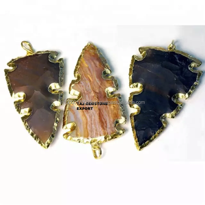 Collar de cristales de piedra natural tallada al por mayor, colgante de punta de flecha de ágata elegante con patrón curativo estilo Chakra a la venta - Product Image 1