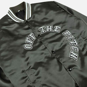 Chaqueta Varsity Informal con Capucha para Hombre, Verde y Negra, Bordada, Impermeable, Cortavientos, Mangas en Contraste, Cuello y Puños a Rayas, Dobladillo Cubierto - Product Image 4