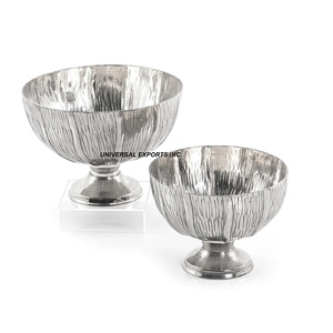 Ensemble de deux bols à chocolat ronds, finition argentée, bol à bonbons design, bol à chocolat en métal décoratif de haute qualité pour la table - Product Image 1