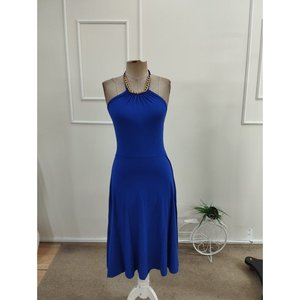 Vestido Midi de Viscosa con Hombros Descubiertos y Detalle de Cadena en el Cuello para Mujer, 34049 - Azul Rey - Product Image 4