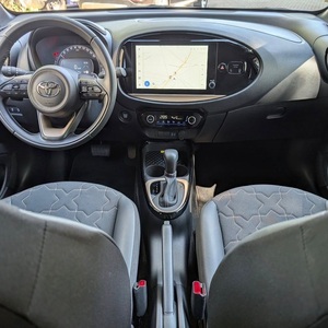 Moderno Ay go Synergy con Volante a la Izquierda, Asientos de Cuero, Neumáticos R16, Control de Crucero Adaptativo, Interior Oscuro - Product Image 3