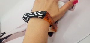 Conception de couleur personnalisée Bracelet de mode en résine transparente de haute qualité Bracelet en acrylique de bonne qualité en résine directement de l'Inde - Product Image 6