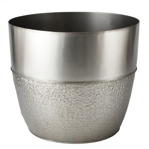 Maceta Serene Glow Silver con detalles de martillo artesanal para balcones, jardines o escaparates - Product Image 1