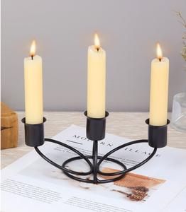 Bougeoir en fer artisanal exquis avec des motifs ornementaux finement détaillés et des paramètres d'ambiance élégants aux chandelles - Product Image 3