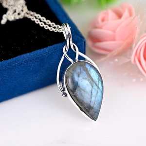 Pendentif Labradorite enroulé en fil d'argent fait à la main Cadeau de bijoux en pierres précieuses uniques pour elle - Product Image 5