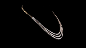 Collier tennis de luxe à trois rangs en diamants de laboratoire avec pointeur central |   Fabricant OEM de bijoux fins sur mesure - Product Image 2
