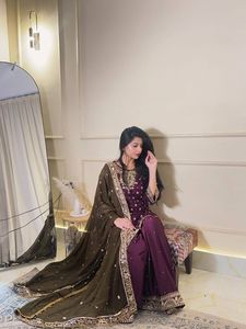 ชุดเดรสงานปาร์ตี้สไตล์อินเดียสำหรับผู้หญิง ขายส่ง เสื้อผ้าชาติพันธุ์ ชุดปาลาซโซผ้าจอร์เจตต์สองสี ตกแต่งเลื่อมและงานปัก พร้อมผ้าคลุมไหล่ - Product Image 5