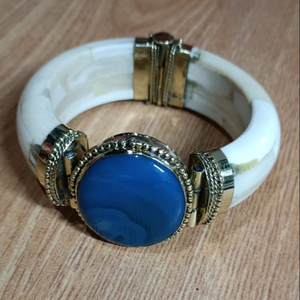 Lujoso brazalete de resina de estilo moderno para mujer epoxi negro con accesorio de moda de diseño elegante - Product Image 1