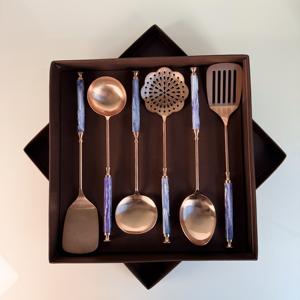 Ustensiles de cuisine haut de gamme avec manche en résine, ensemble d'ustensiles de cuisine en acier inoxydable 202, cuillère à soupe, cuillère à huile, passoire, ustensiles de cuisine - Product Image 1