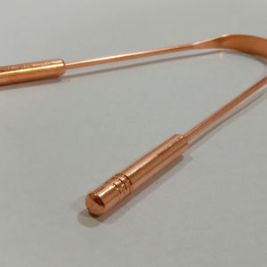 ที่ขูดลิ้นทำมือจากอายุรเวท ทองแดง ฆ่าเชื้อแบคทีเรีย - Product Image 1