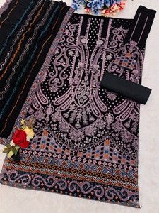 Costume pakistanais exclusif pour femmes avec broderie élégante en viscose multi-fils et détails Zarkhan pour les fêtes de mariage - Product Image 5