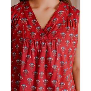 Top Corto Transpirable de Algodón Mulmul con Estampado de Bloques Rojos y Tejido Butti - Product Image 2