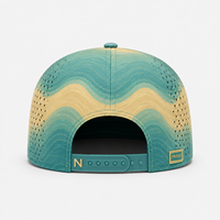 Casquette de baseball à cinq panneaux personnalisée en usine, avec détail corde et badge moulé, fournisseur OEM ODM de marques privées