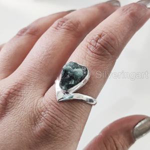 Joyería de piedra áspera Anillo de mujer Esmeralda AAA natural Piedra preciosa cruda May Birthstone V Crown Band Jewelry Anillo de plata esterlina 925 - Product Image 4