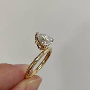 Bague Moissanite Taillée Trilliant Moderne en Argent 925 avec Panier Latéral et Pierre Centrale 1.44 CT pour Proposition de Fiançailles - Product Image 2