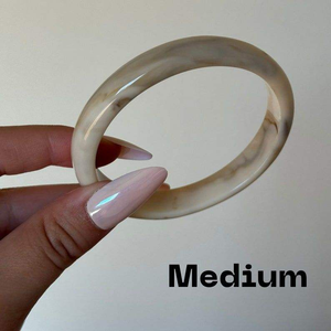 Bracelets élégants faits à la main en résine moderne, personnalisés, fabriqués en Inde, magnifiques bijoux. - Product Image 6