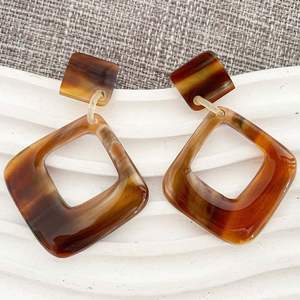 Elegantes Pendientes Huggie Plateados con Gancho, Clásicos Hechos a Mano con Aleación y Piedra Principal de Concha, Joyería Unisex Personalizable para Aniversario - Product Image 6