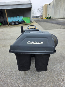 Tondeuse autoportée Cub Cadet LX42 de qualité supérieure, haute performance, structure robuste, idéale pour les grands terrains et les jardins. - Product Image 4