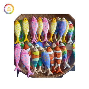 Estatuilla de pez de madera asequible, hecha a mano de madera de alta calidad, ideal para agregar un toque de elegancia a su decoración - Product Image 2