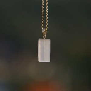 Pendentif en sélénite brute naturelle, fabriqué en laiton de qualité supérieure avec un polissage lisse, parfait pour les bijoux de guérison, accessoires spirituels - Product Image 3