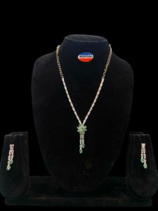 Ensemble de bijoux en diamants américains classiques Collier léger et boucles d'oreilles assorties pour femmes Idéal pour un usage quotidien ou des événements formels - Product Image 4