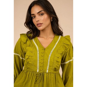 Découvrez le confort et l'art du mélange parfait : ce superbe haut en popeline verte d'inspiration bohème, avec col en V et manches bouffantes, 100 % coton. - Product Image 3