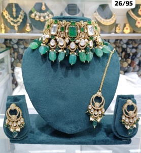 Conjunto de pendientes de collar de perlas de Gargantilla Kundan de tono dorado tradicional y de moda de lujo indio con Mangtikka para mujeres y niñas - Product Image 3