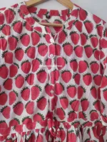 Robe patineuse florale fraise de qualité supérieure, style doux, col rond, taille naturelle avec détail à volants, lavable pour les mariages