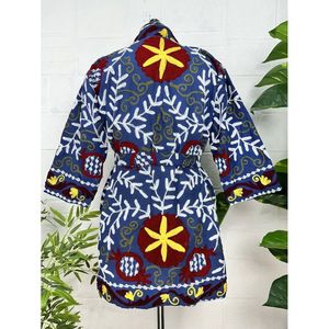 Veste en tissu tissé éco-responsable, style bohème, broderie Suzani faite à la main, motifs floraux vibrants, col châle, printemps - Product Image 5