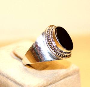 ราคาขายส่ง แหวนหินออนิกซ์สีดำธรรมชาติทำมือ งานฝีมือประณีต ขายดี ของขวัญเครื่องประดับสำหรับผู้หญิง แหวนเงินแท้ 925 สำหรับงานปาร์ตี้ รับสั่งทำ OEM ชุบทอง 18K - Product Image 3