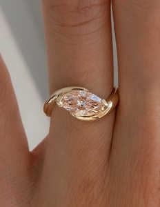 Lujoso 10K oro sólido East West Marquise Diamond Ring Solitaire Diamond Bezel Set Ring Fancy Pink Diamond Ring para boda - Product Image 2