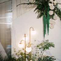 Lampe de sol LED moderne en fer et acrylique avec alimentation CA et télécommande pour la décoration de mariage